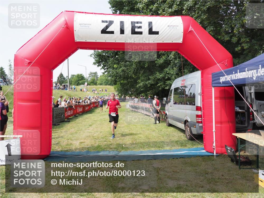 21.06.2025 - 27. Vierlanden-Triathlon MichiJ http://msf.ph/oto/8000123 15.06.2026 11:24:52 Ziel 448 meine-sportfotos.de