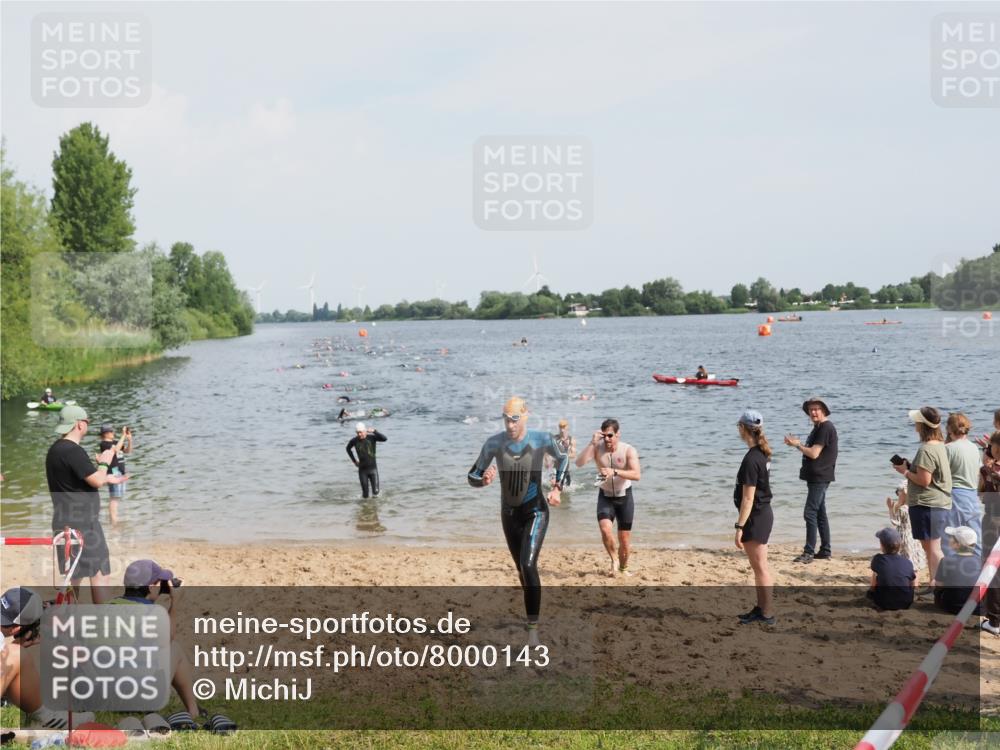 21.06.2025 - 27. Vierlanden-Triathlon MichiJ http://msf.ph/oto/8000143 15.06.2026 10:03:50 Schwimmen 377, 415, 427, 436, 439, 1398 meine-sportfotos.de
