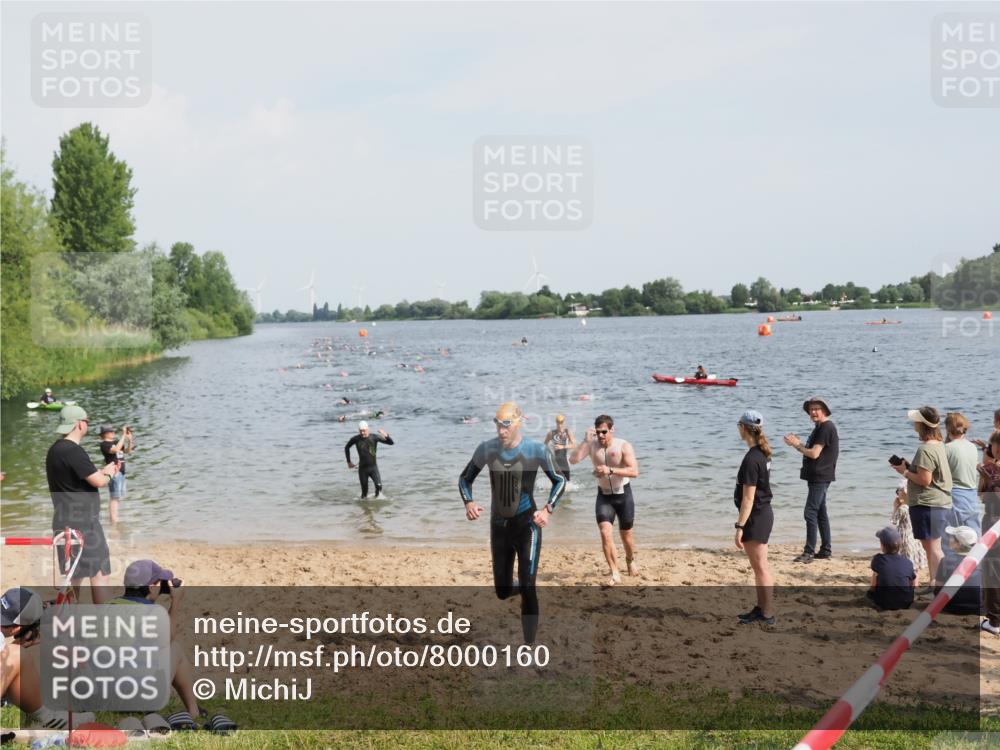 21.06.2025 - 27. Vierlanden-Triathlon MichiJ http://msf.ph/oto/8000160 15.06.2026 10:03:50 Schwimmen 377, 415, 427, 436, 439, 1398 meine-sportfotos.de