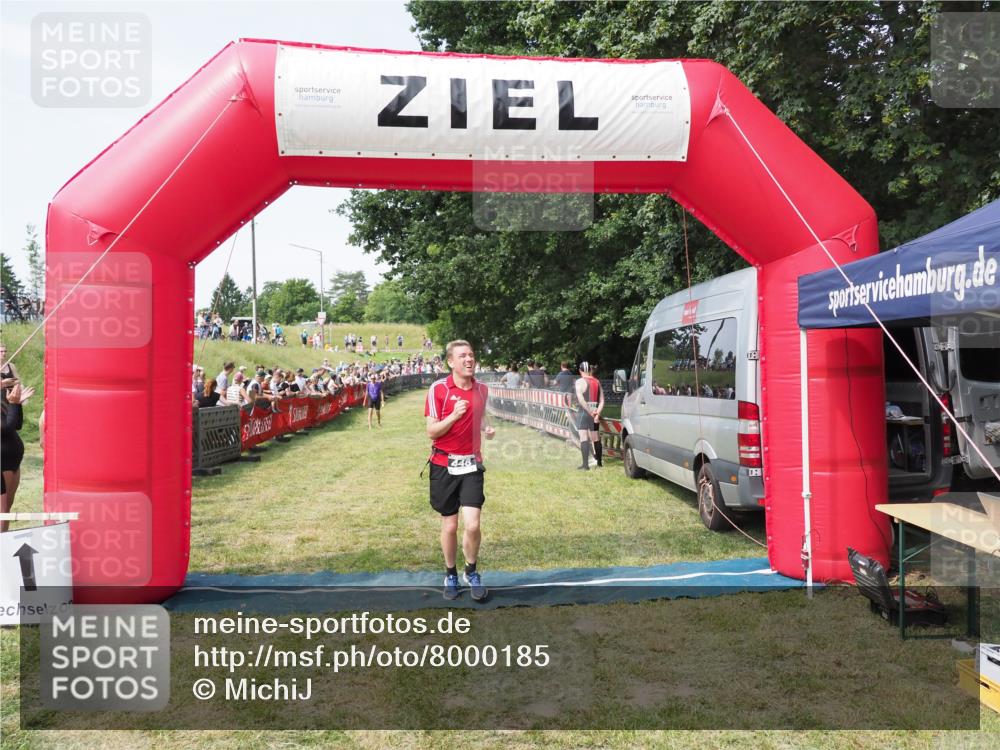 21.06.2025 - 27. Vierlanden-Triathlon MichiJ http://msf.ph/oto/8000185 15.06.2026 11:24:53 Ziel 448 meine-sportfotos.de