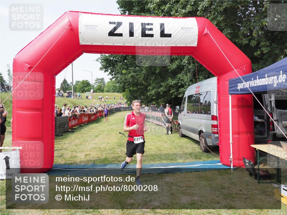 21.06.2025 - 27. Vierlanden-Triathlon MichiJ http://msf.ph/oto/8000208 15.06.2026 11:24:54 Ziel 448 meine-sportfotos.de