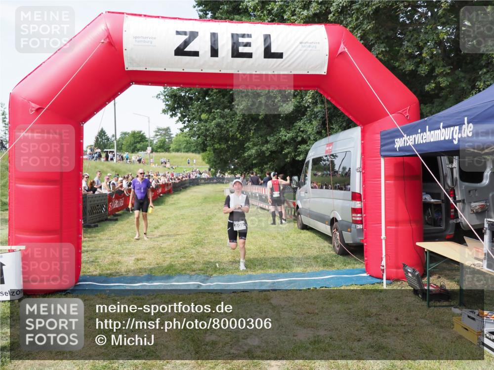 21.06.2025 - 27. Vierlanden-Triathlon MichiJ http://msf.ph/oto/8000306 15.06.2026 11:25:04 Ziel 194, 609 meine-sportfotos.de