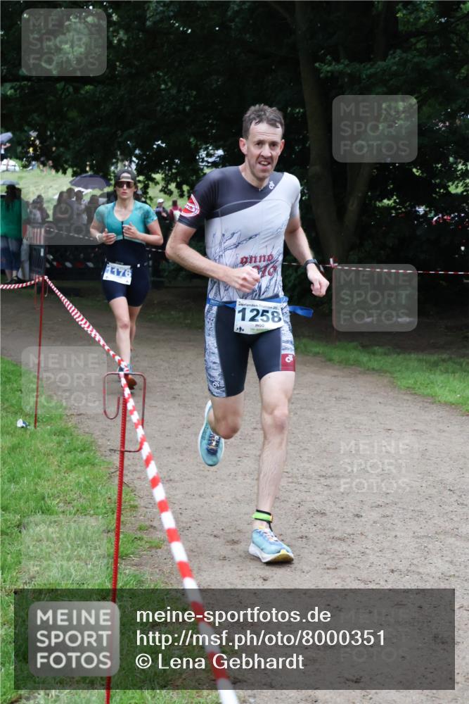 21.06.2025 - 27. Vierlanden-Triathlon Lena Gebhardt http://msf.ph/oto/8000351 15.06.2025 14:02:17 Laufen 1176, 202, 1258 meine-sportfotos.de