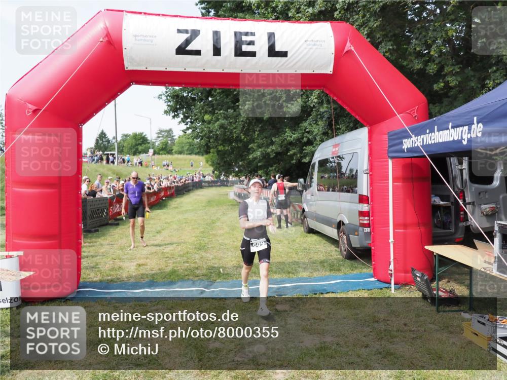 21.06.2025 - 27. Vierlanden-Triathlon MichiJ http://msf.ph/oto/8000355 15.06.2026 11:25:05 Ziel 194, 609 meine-sportfotos.de
