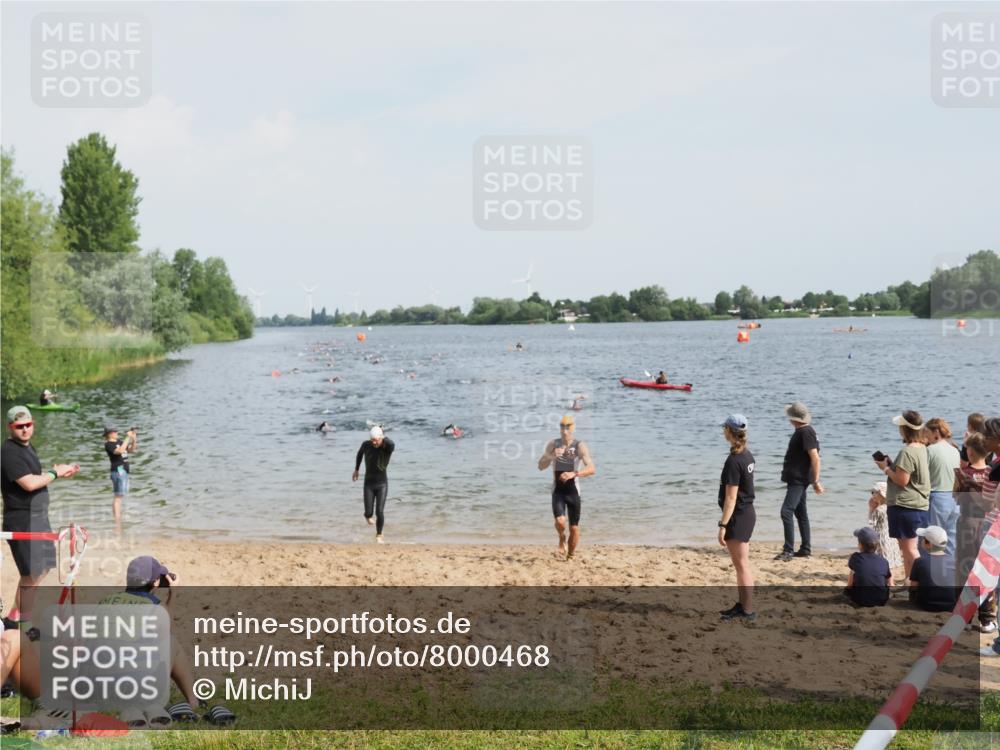 21.06.2025 - 27. Vierlanden-Triathlon MichiJ http://msf.ph/oto/8000468 15.06.2026 10:03:55 Schwimmen 415, 427, 436, 1398 meine-sportfotos.de