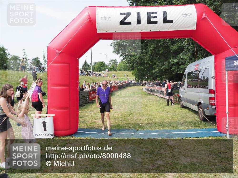 21.06.2025 - 27. Vierlanden-Triathlon MichiJ http://msf.ph/oto/8000488 15.06.2026 11:25:08 Ziel 194, 609 meine-sportfotos.de