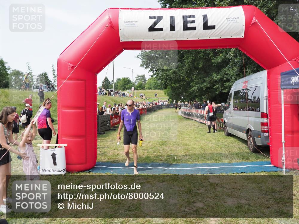 21.06.2025 - 27. Vierlanden-Triathlon MichiJ http://msf.ph/oto/8000524 15.06.2026 11:25:08 Ziel 194, 609 meine-sportfotos.de