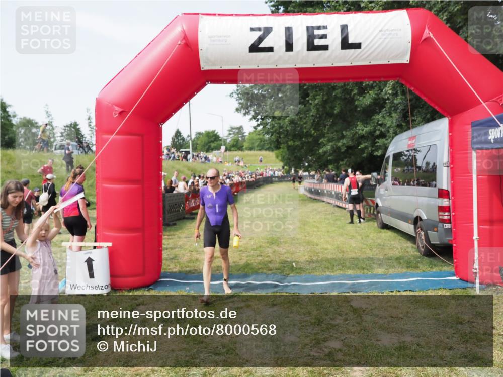 21.06.2025 - 27. Vierlanden-Triathlon MichiJ http://msf.ph/oto/8000568 15.06.2026 11:25:08 Ziel 194, 609 meine-sportfotos.de
