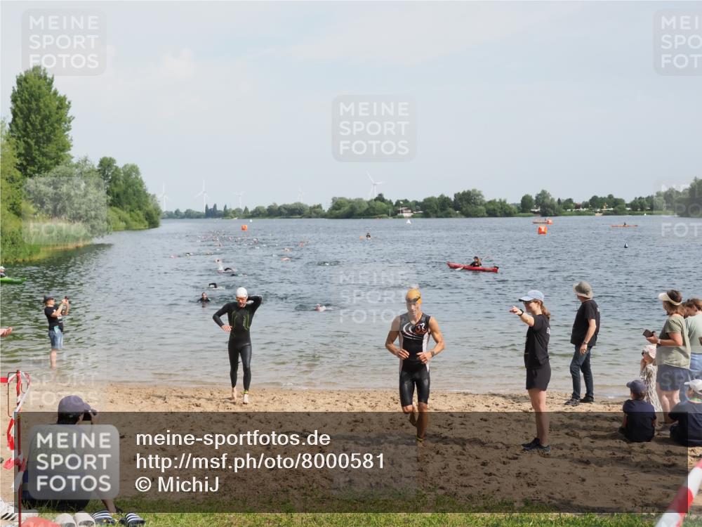 21.06.2025 - 27. Vierlanden-Triathlon MichiJ http://msf.ph/oto/8000581 15.06.2026 10:03:56 Schwimmen 415, 427, 436, 1398 meine-sportfotos.de