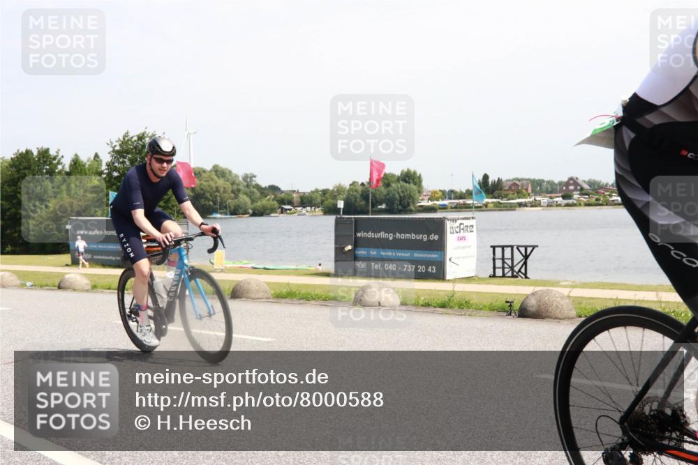 21.06.2025 - 27. Vierlanden-Triathlon H.Heesch http://msf.ph/oto/8000588 15.06.2025 11:41:20 Radfahren 696, 706 meine-sportfotos.de