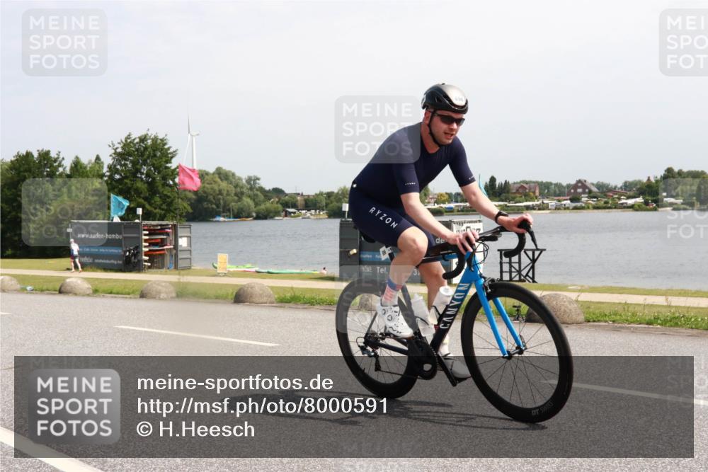 21.06.2025 - 27. Vierlanden-Triathlon H.Heesch http://msf.ph/oto/8000591 15.06.2025 11:41:20 Radfahren 696, 706 meine-sportfotos.de