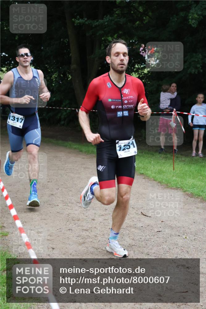 21.06.2025 - 27. Vierlanden-Triathlon Lena Gebhardt http://msf.ph/oto/8000607 15.06.2025 14:03:08 Laufen 1317, 1251, 12 meine-sportfotos.de