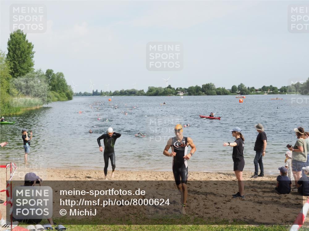 21.06.2025 - 27. Vierlanden-Triathlon MichiJ http://msf.ph/oto/8000624 15.06.2026 10:03:57 Schwimmen 415, 427, 436, 1398 meine-sportfotos.de