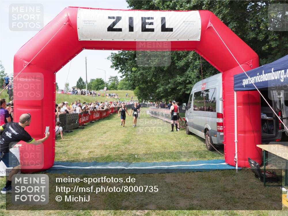 21.06.2025 - 27. Vierlanden-Triathlon MichiJ http://msf.ph/oto/8000735 15.06.2026 11:25:17 Ziel 545, 587 meine-sportfotos.de