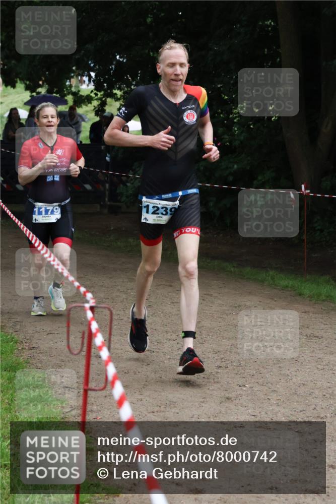 21.06.2025 - 27. Vierlanden-Triathlon Lena Gebhardt http://msf.ph/oto/8000742 15.06.2025 14:03:48 Laufen 1179, 202, 1239 meine-sportfotos.de