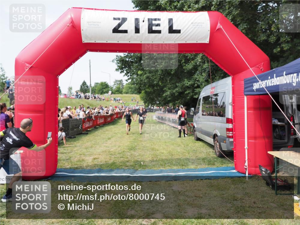 21.06.2025 - 27. Vierlanden-Triathlon MichiJ http://msf.ph/oto/8000745 15.06.2026 11:25:17 Ziel 545, 587 meine-sportfotos.de