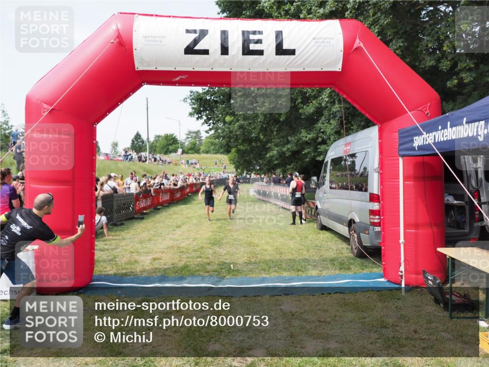 21.06.2025 - 27. Vierlanden-Triathlon MichiJ http://msf.ph/oto/8000753 15.06.2026 11:25:17 Ziel 545, 587 meine-sportfotos.de