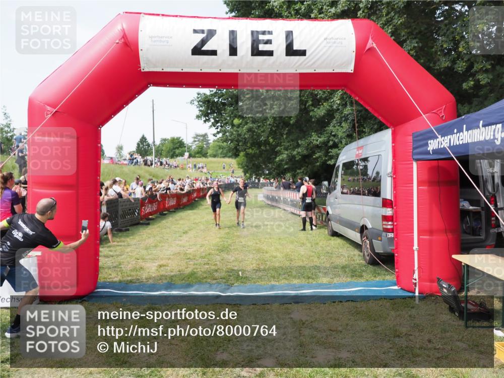 21.06.2025 - 27. Vierlanden-Triathlon MichiJ http://msf.ph/oto/8000764 15.06.2026 11:25:17 Ziel 545, 587 meine-sportfotos.de