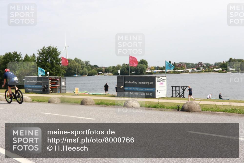 21.06.2025 - 27. Vierlanden-Triathlon H.Heesch http://msf.ph/oto/8000766 15.06.2025 11:42:42 Radfahren 697, 862 meine-sportfotos.de