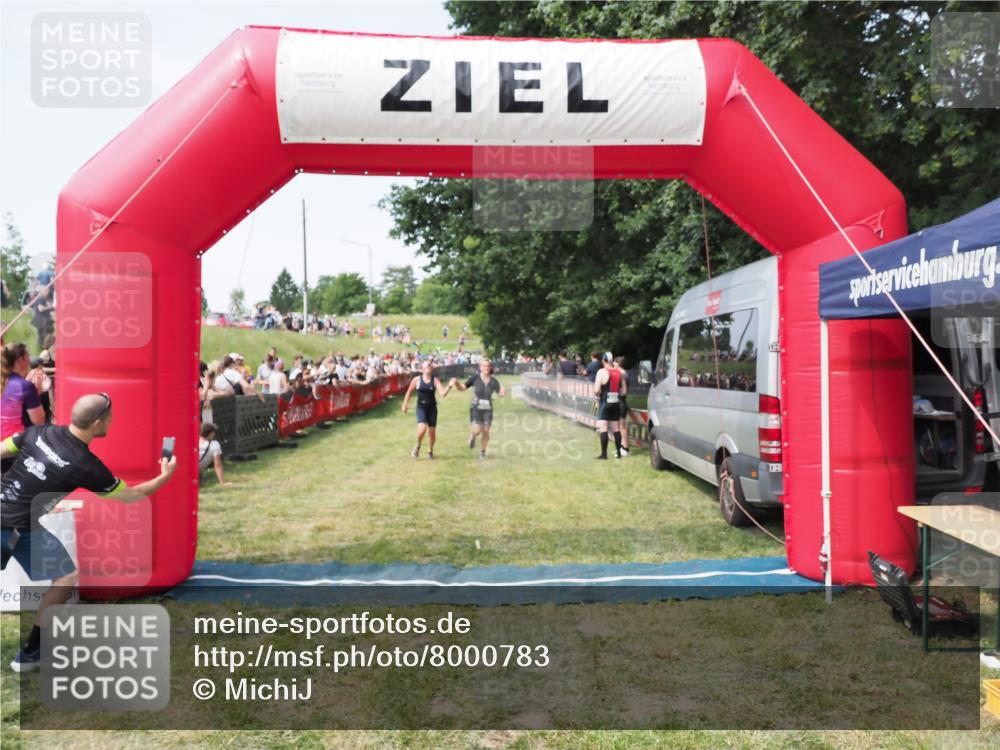 21.06.2025 - 27. Vierlanden-Triathlon MichiJ http://msf.ph/oto/8000783 15.06.2026 11:25:17 Ziel 545, 587 meine-sportfotos.de