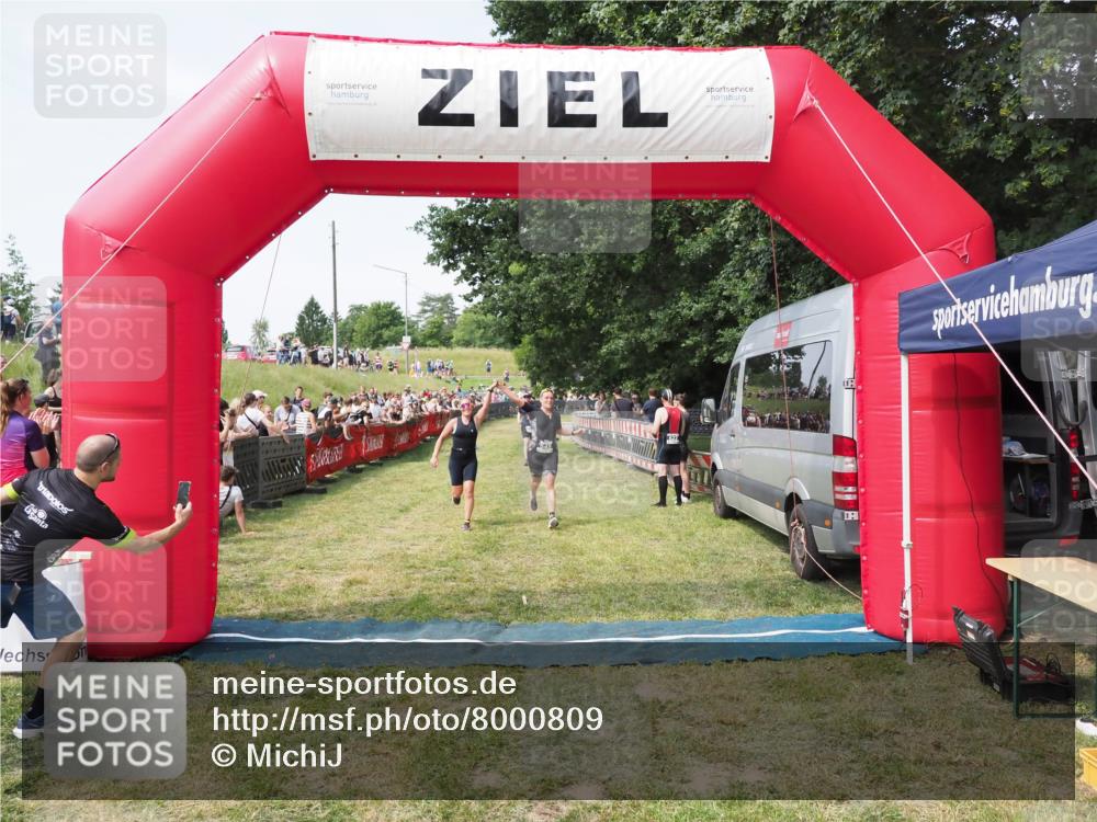 21.06.2025 - 27. Vierlanden-Triathlon MichiJ http://msf.ph/oto/8000809 15.06.2026 11:25:18 Ziel 325, 545, 587 meine-sportfotos.de