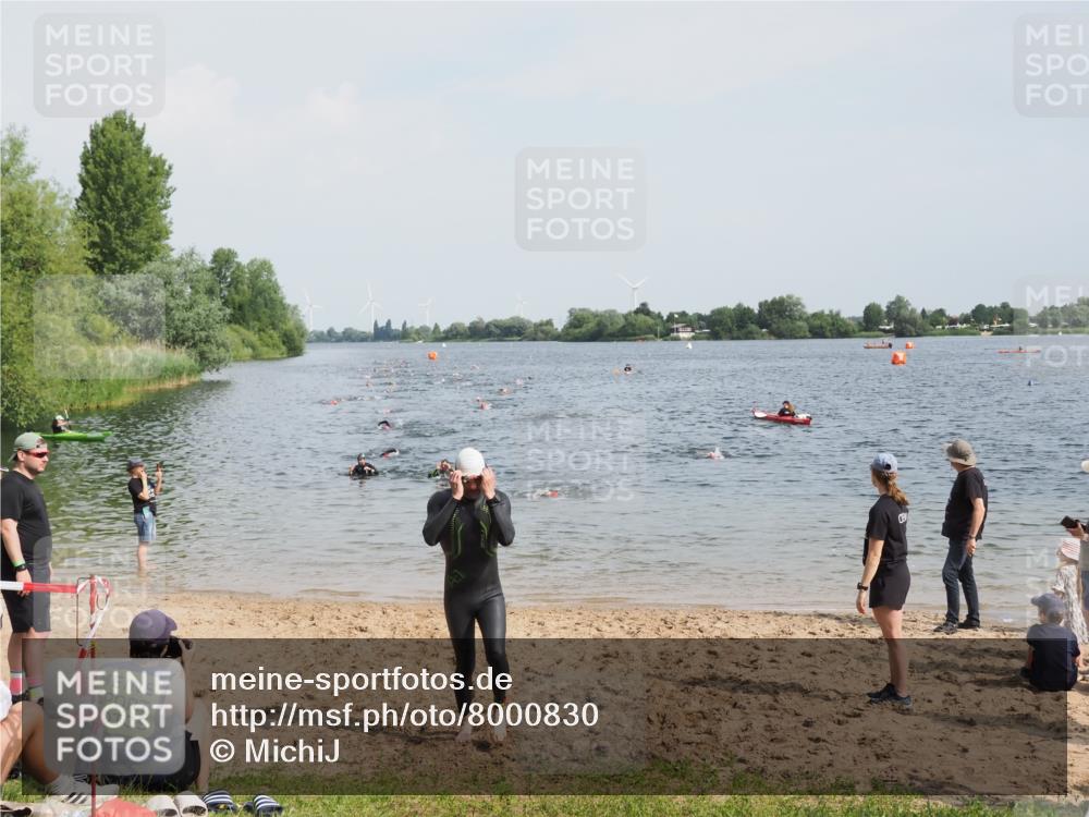 21.06.2025 - 27. Vierlanden-Triathlon MichiJ http://msf.ph/oto/8000830 15.06.2026 10:03:59 Schwimmen 415, 427, 1398 meine-sportfotos.de