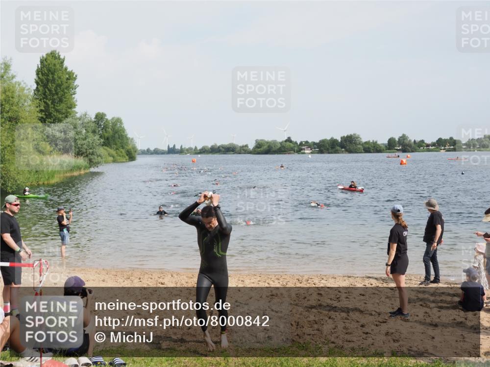 21.06.2025 - 27. Vierlanden-Triathlon MichiJ http://msf.ph/oto/8000842 15.06.2026 10:03:59 Schwimmen 415, 427, 1398 meine-sportfotos.de