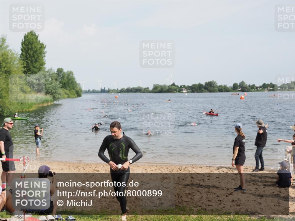 21.06.2025 - 27. Vierlanden-Triathlon MichiJ http://msf.ph/oto/8000899 15.06.2026 10:04:00 Schwimmen 415, 427, 1398 meine-sportfotos.de