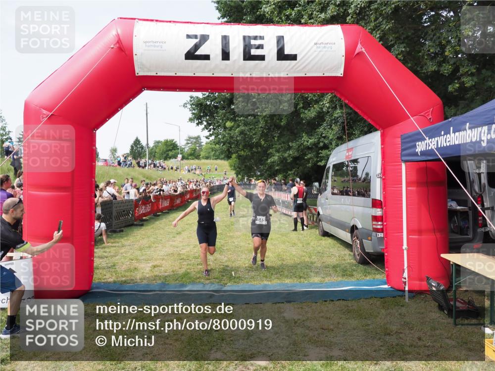 21.06.2025 - 27. Vierlanden-Triathlon MichiJ http://msf.ph/oto/8000919 15.06.2026 11:25:19 Ziel 325, 545, 587 meine-sportfotos.de
