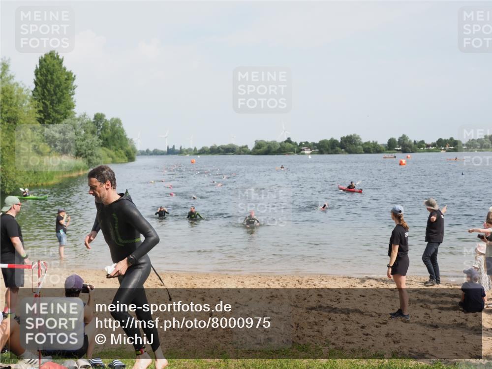 21.06.2025 - 27. Vierlanden-Triathlon MichiJ http://msf.ph/oto/8000975 15.06.2026 10:04:00 Schwimmen 415, 427, 1398 meine-sportfotos.de