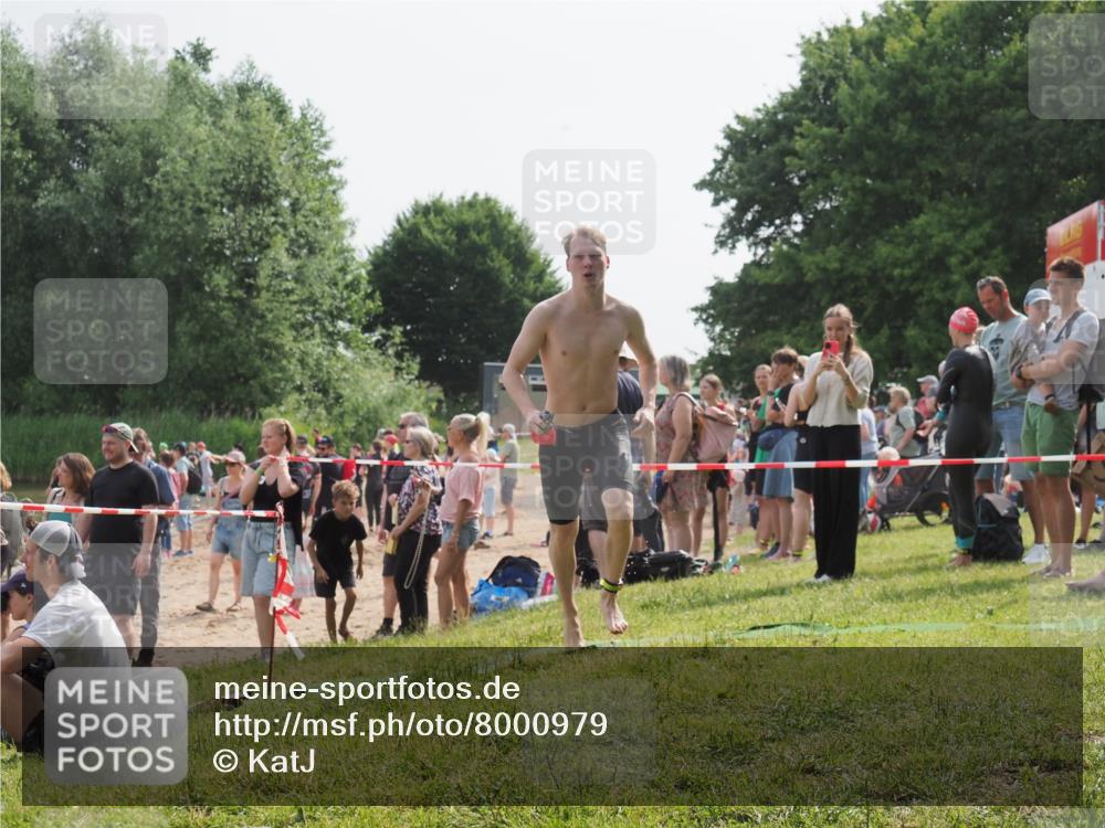 15.06.2025 - 27. Vierlanden-Triathlon KatJ http://msf.ph/oto/8000979 15.06.2025 09:57:25 Schwimmen 293, 296, 324, 343 meine-sportfotos.de