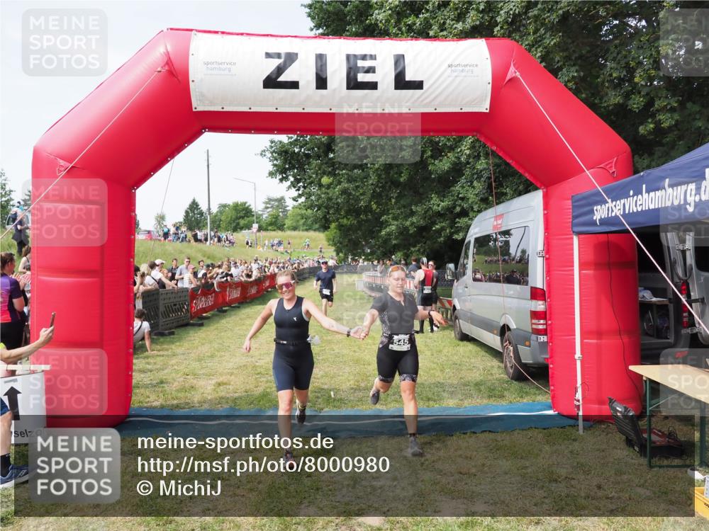 21.06.2025 - 27. Vierlanden-Triathlon MichiJ http://msf.ph/oto/8000980 15.06.2026 11:25:19 Ziel 325, 545, 587 meine-sportfotos.de