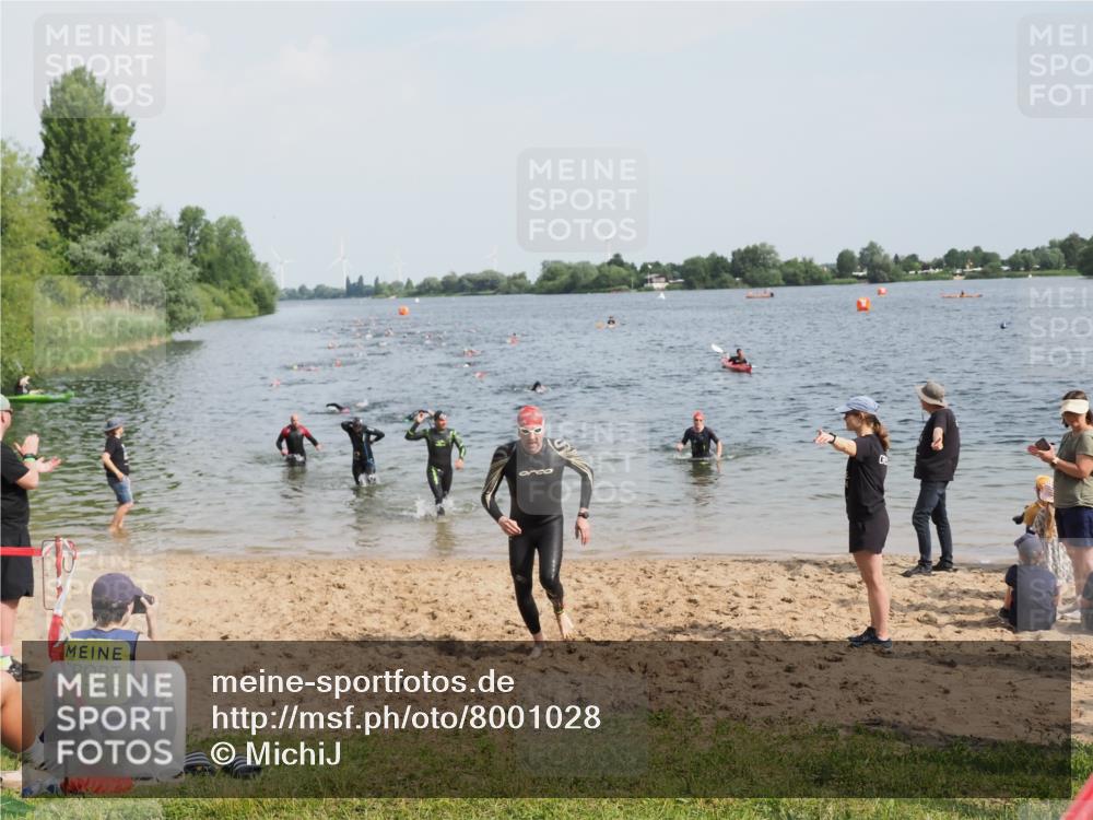 21.06.2025 - 27. Vierlanden-Triathlon MichiJ http://msf.ph/oto/8001028 15.06.2026 10:04:11 Schwimmen 411, 416, 453, 464 meine-sportfotos.de
