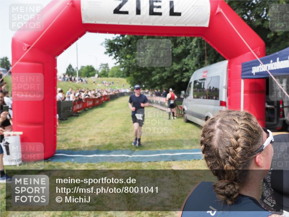 21.06.2025 - 27. Vierlanden-Triathlon MichiJ http://msf.ph/oto/8001041 15.06.2026 11:25:22 Ziel 325, 545, 587 meine-sportfotos.de