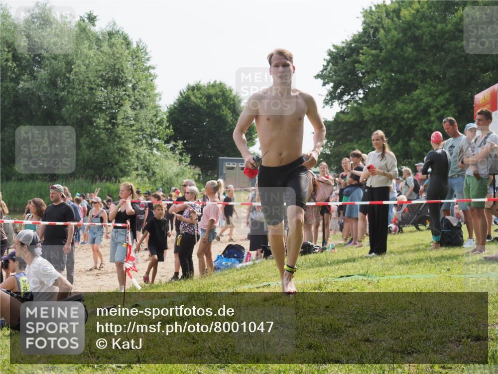 15.06.2025 - 27. Vierlanden-Triathlon KatJ http://msf.ph/oto/8001047 15.06.2025 09:57:26 Schwimmen 293, 296, 324, 343 meine-sportfotos.de