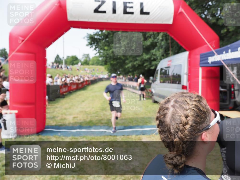 21.06.2025 - 27. Vierlanden-Triathlon MichiJ http://msf.ph/oto/8001063 15.06.2026 11:25:22 Ziel 325, 545, 587 meine-sportfotos.de