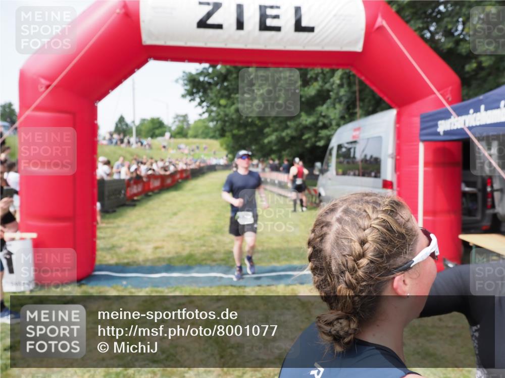 21.06.2025 - 27. Vierlanden-Triathlon MichiJ http://msf.ph/oto/8001077 15.06.2026 11:25:23 Ziel 325, 545, 587 meine-sportfotos.de