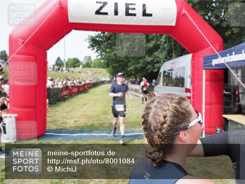 21.06.2025 - 27. Vierlanden-Triathlon MichiJ http://msf.ph/oto/8001084 15.06.2026 11:25:23 Ziel 325, 545, 587 meine-sportfotos.de