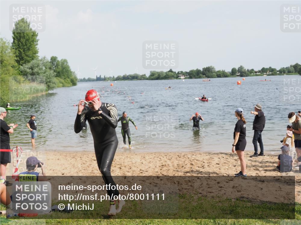 21.06.2025 - 27. Vierlanden-Triathlon MichiJ http://msf.ph/oto/8001111 15.06.2026 10:04:13 Schwimmen 411, 416, 453, 464 meine-sportfotos.de