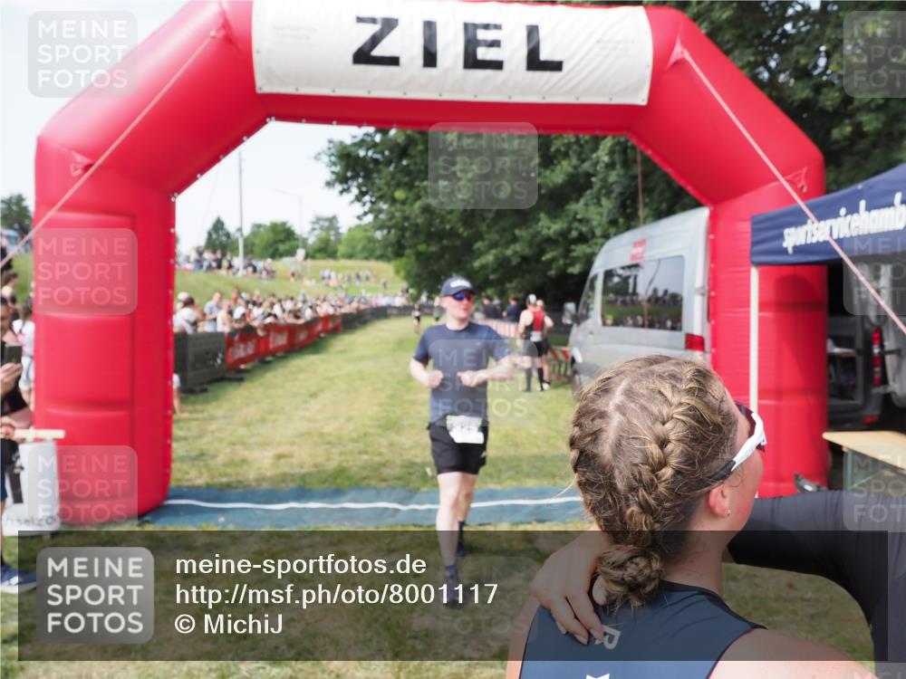 21.06.2025 - 27. Vierlanden-Triathlon MichiJ http://msf.ph/oto/8001117 15.06.2026 11:25:23 Ziel 325, 545, 587 meine-sportfotos.de