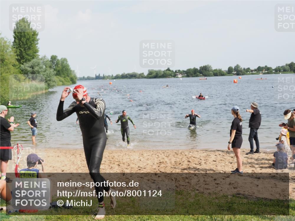 21.06.2025 - 27. Vierlanden-Triathlon MichiJ http://msf.ph/oto/8001124 15.06.2026 10:04:13 Schwimmen 411, 416, 453, 464 meine-sportfotos.de