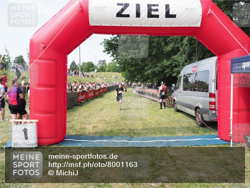 21.06.2025 - 27. Vierlanden-Triathlon MichiJ http://msf.ph/oto/8001163 15.06.2026 11:25:29 Ziel 269, 325 meine-sportfotos.de