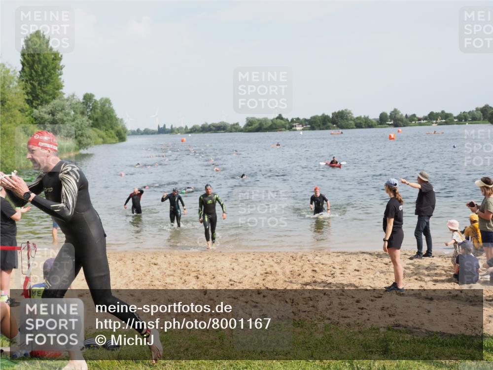 21.06.2025 - 27. Vierlanden-Triathlon MichiJ http://msf.ph/oto/8001167 15.06.2026 10:04:13 Schwimmen 411, 416, 453, 464 meine-sportfotos.de