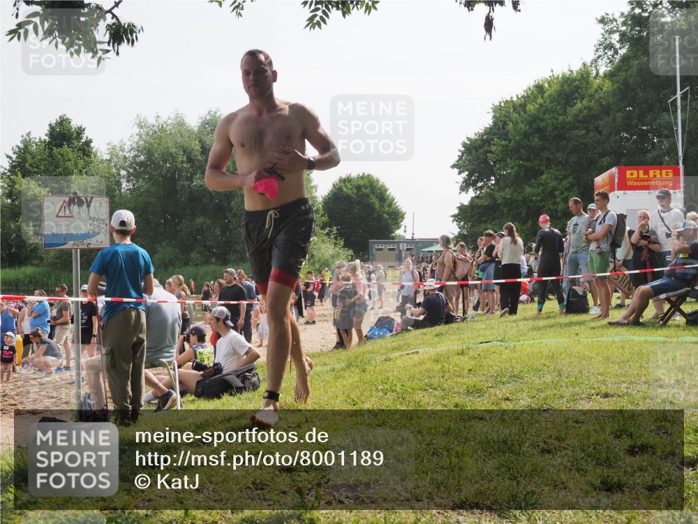15.06.2025 - 27. Vierlanden-Triathlon KatJ http://msf.ph/oto/8001189 15.06.2025 09:57:32 Schwimmen 293, 309, 324 meine-sportfotos.de