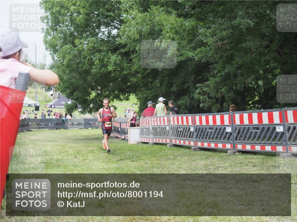 21.06.2025 - 27. Vierlanden-Triathlon KatJ http://msf.ph/oto/8001194 15.06.2025 12:54:52 Ziel 990 meine-sportfotos.de