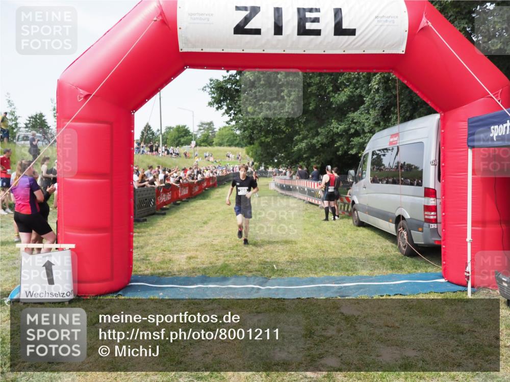 21.06.2025 - 27. Vierlanden-Triathlon MichiJ http://msf.ph/oto/8001211 15.06.2026 11:25:30 Ziel 269 meine-sportfotos.de