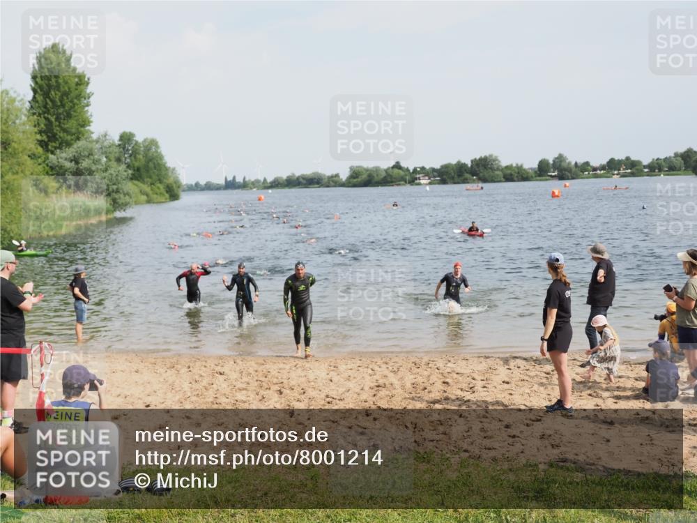 21.06.2025 - 27. Vierlanden-Triathlon MichiJ http://msf.ph/oto/8001214 15.06.2026 10:04:14 Schwimmen 411, 416, 453, 464 meine-sportfotos.de