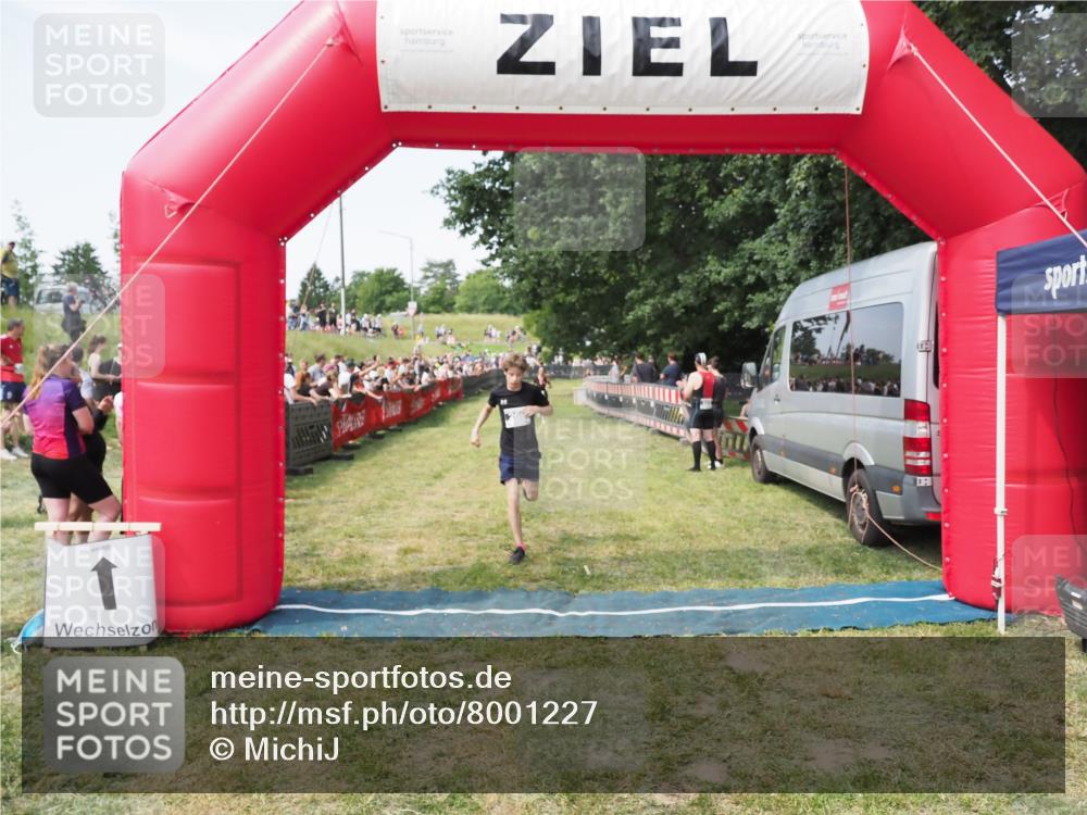 21.06.2025 - 27. Vierlanden-Triathlon MichiJ http://msf.ph/oto/8001227 15.06.2026 11:25:30 Ziel 269 meine-sportfotos.de