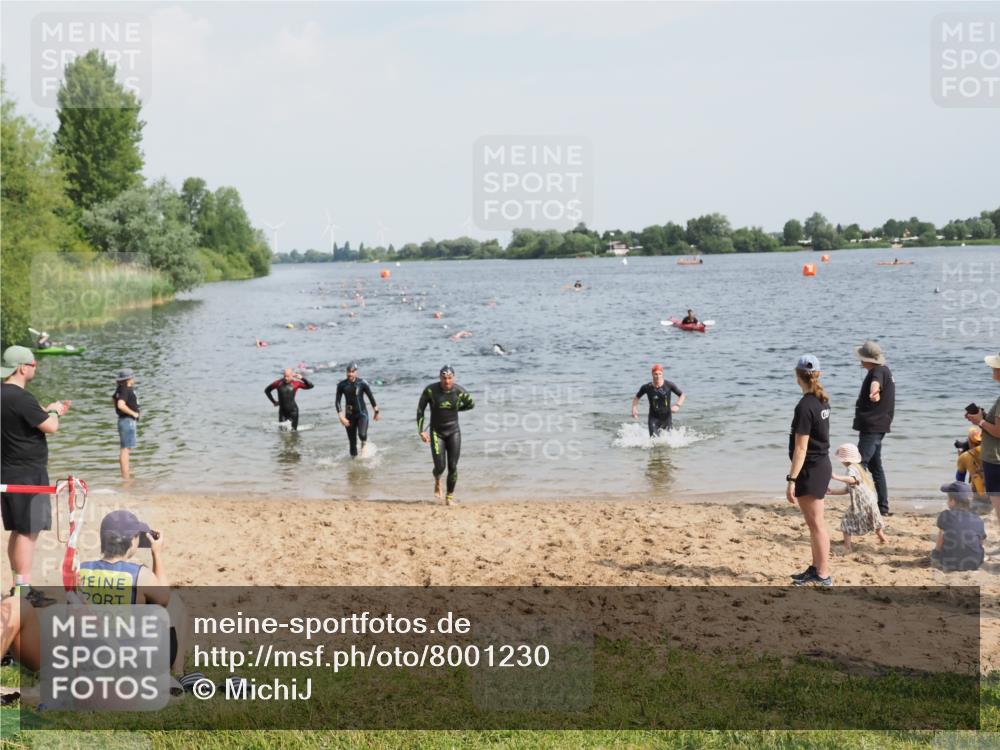 21.06.2025 - 27. Vierlanden-Triathlon MichiJ http://msf.ph/oto/8001230 15.06.2026 10:04:14 Schwimmen 411, 416, 453, 464 meine-sportfotos.de