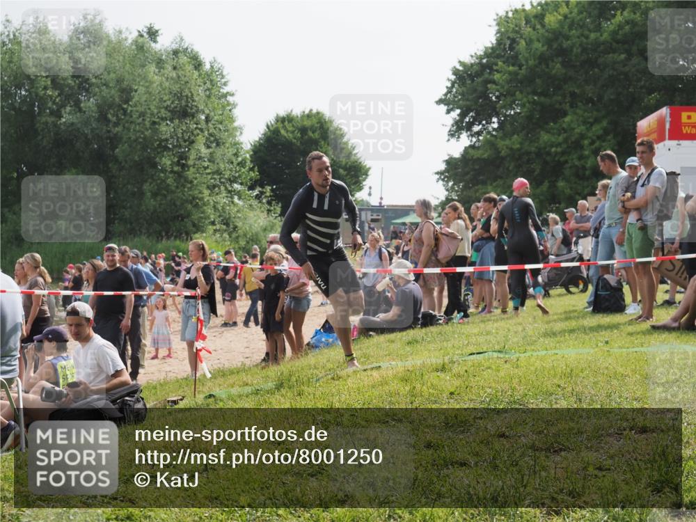 15.06.2025 - 27. Vierlanden-Triathlon KatJ http://msf.ph/oto/8001250 15.06.2025 09:57:35 Schwimmen 287, 298, 309, 324 meine-sportfotos.de